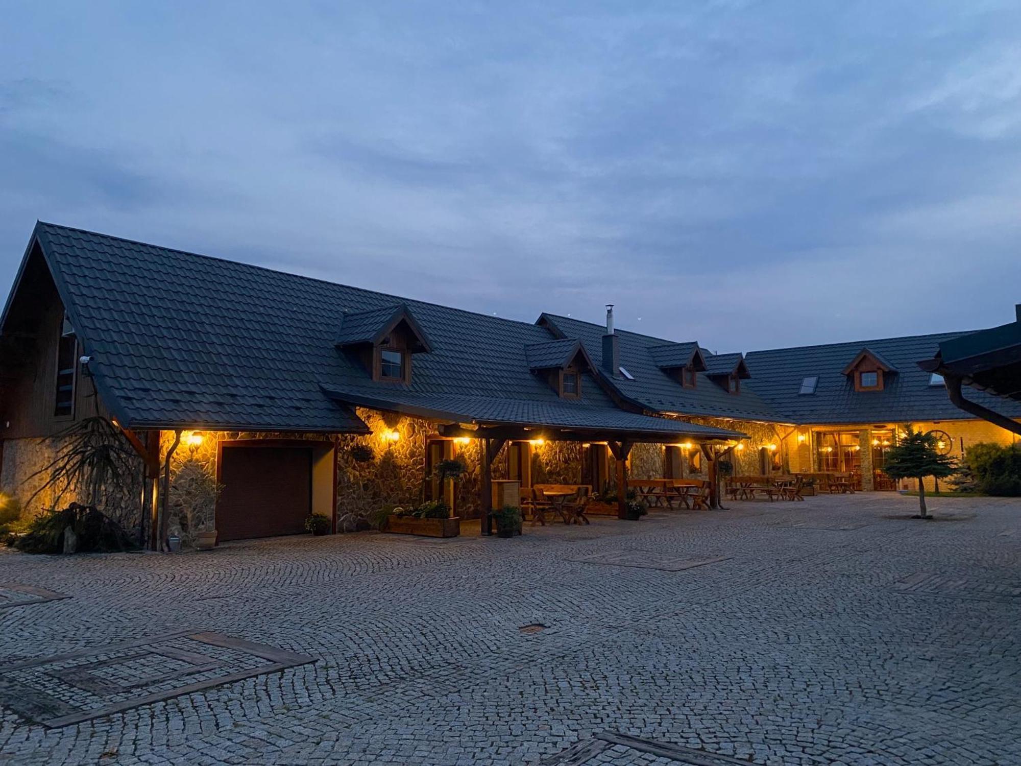 Aparthotel Kamien I Sowa à Lipinki Łużyckie Extérieur photo
